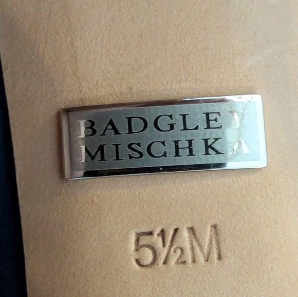 Gardenia Mid-Heel Pumps in Navy Badgley Mischka NWT Size 5.5 - Picture 9 of 13